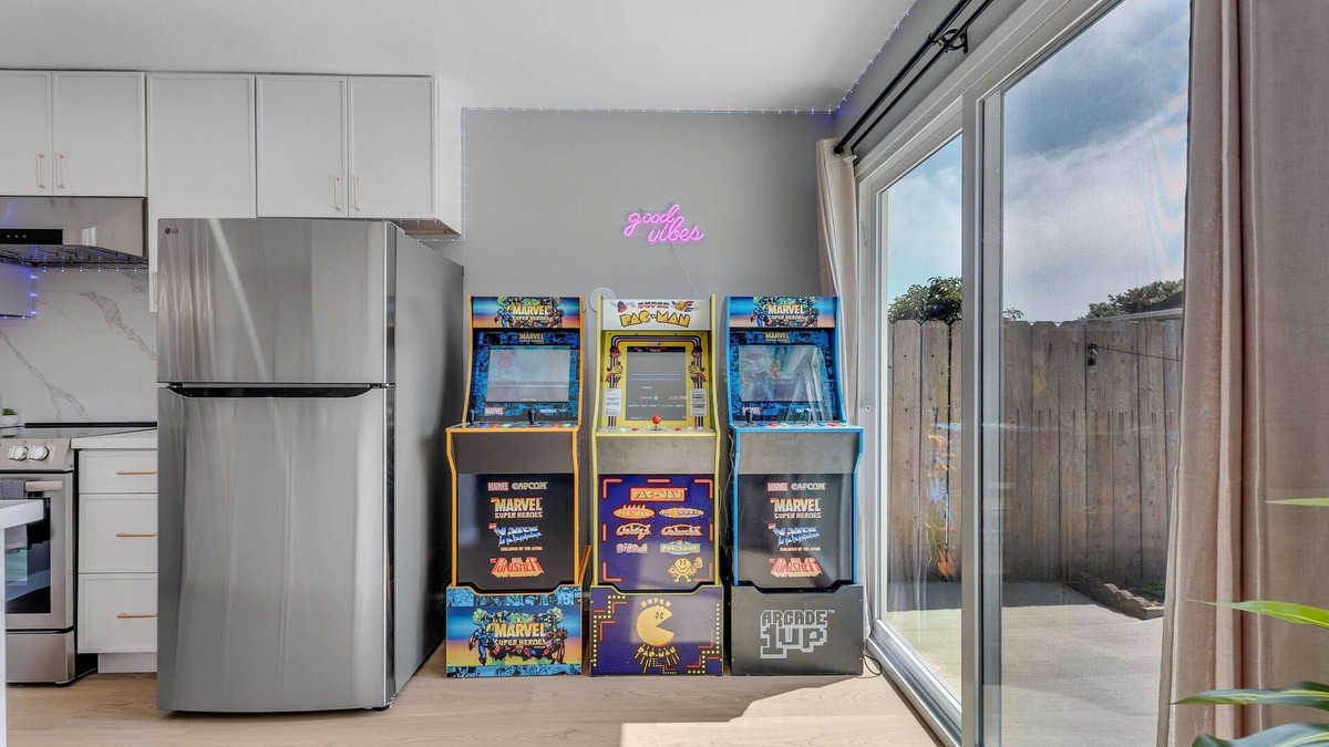 Daly City House | Modern Lux 4B/3BA Retreat w/LED Game Room and Bar