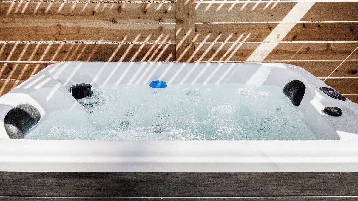 Aksarben - Elmwood Park House | Modern Lux King Suite, w/Hot tub, Central Omaha!