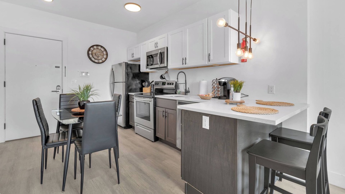 Elizabeth Apartment | Modern luxe apt Airport+ NYC