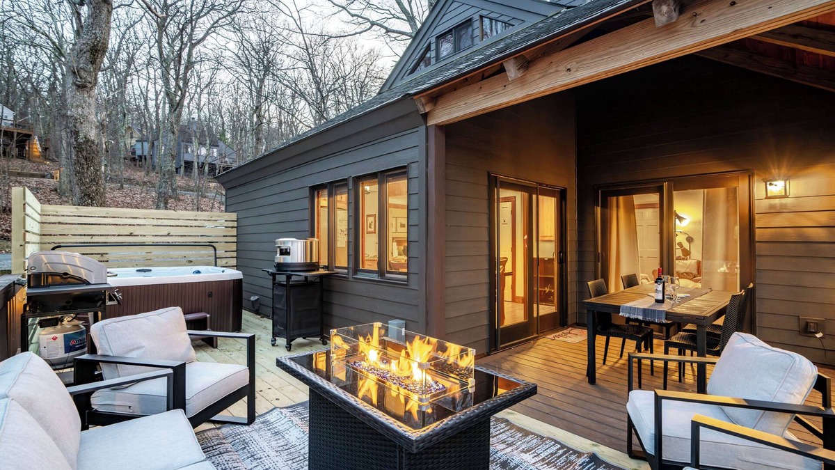 Treeloft House | Modern Luxe Treetop Retreat-Hot Tub, Gas Fire Pit, Steps to Ski! Guest Favorite!