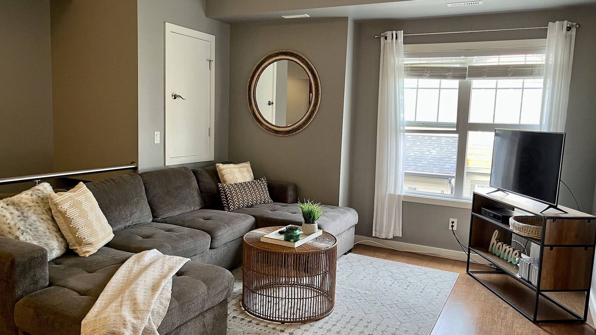 Saskatoon Condo | Modern Luxurious 2 BR Condo + Pool + Hot Tub + Games Room + Gym