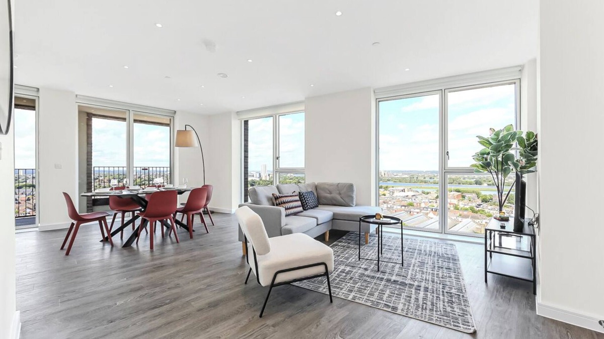 Streatham Apartment | Modern Luxurious 3BR Flat with Lovely Views