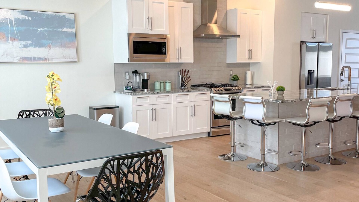 The Gate House | Modern & Luxurious. 4BR. Sleep 12. Minutes to downtown