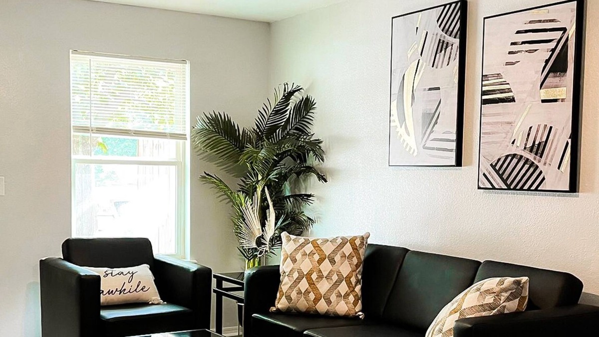Springdale Condo | Modern luxurious condo - 5mins to Lake & Mall