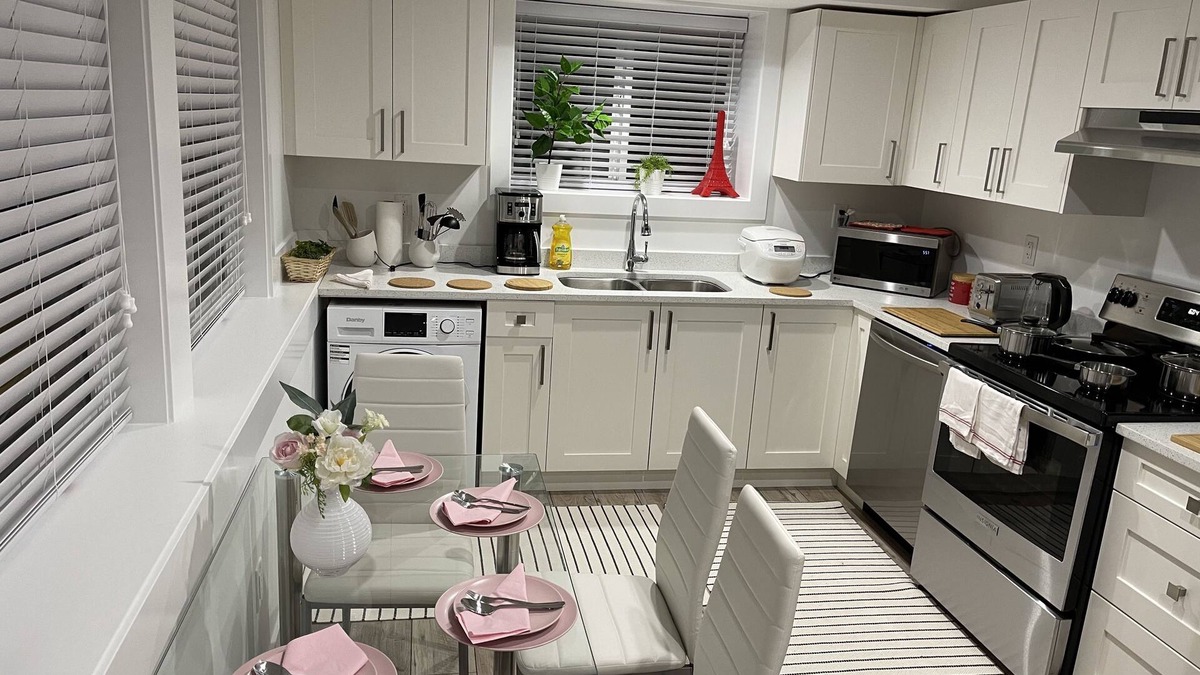 Maple Ridge House | Modern, luxurious fully contained 1 bed/1 bath suite with the private entrance🎉