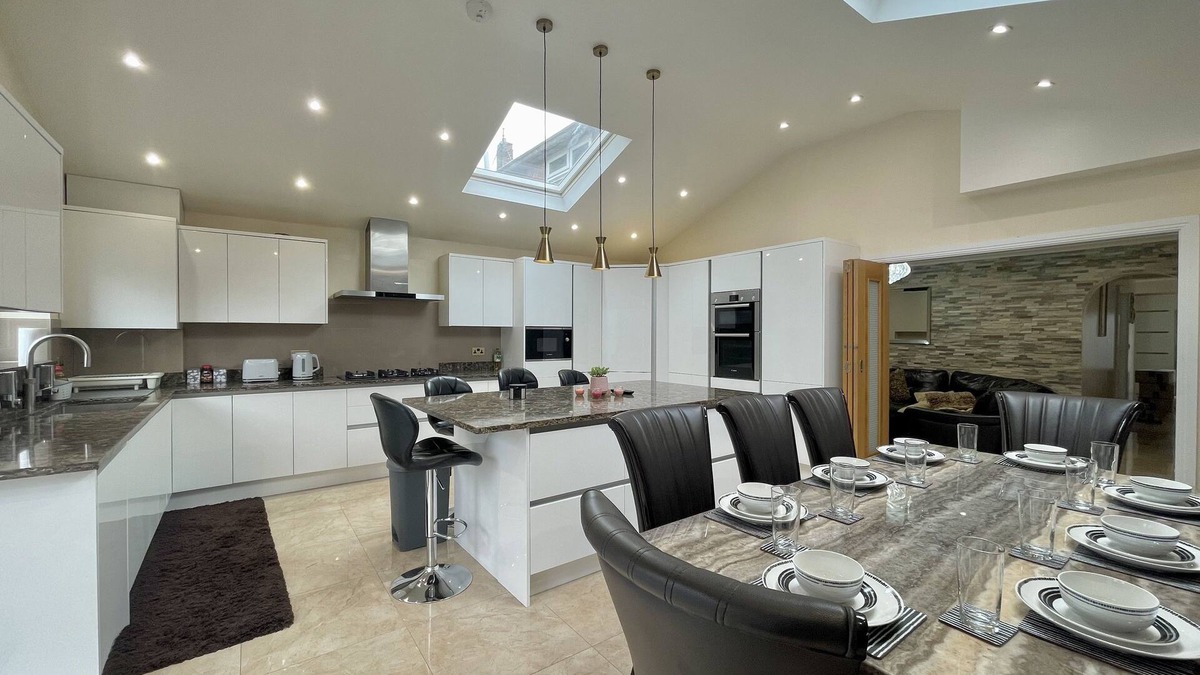 Tea Green House | Modern Luxurious Holiday House Near Airport with FREE Parking | Contractor