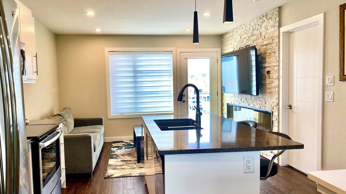 Regina Apartment | Modern & Luxurious Private Suite in Regina