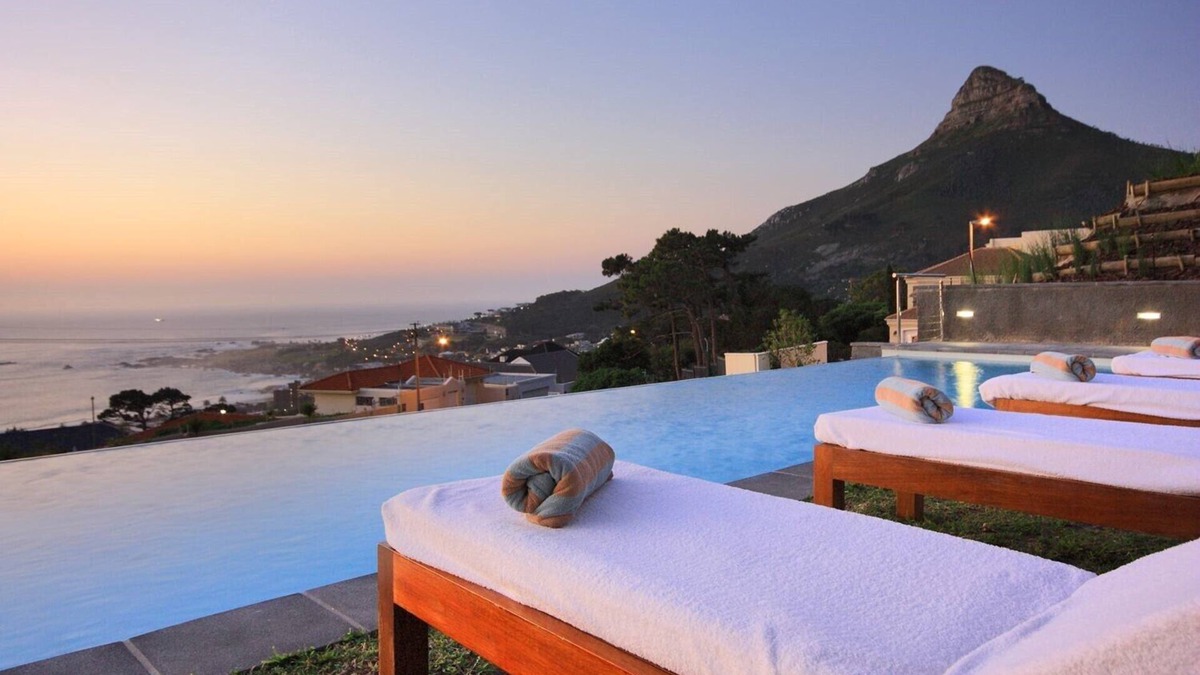 Camps Bay Apartment | Modern Luxurious sea view apartment