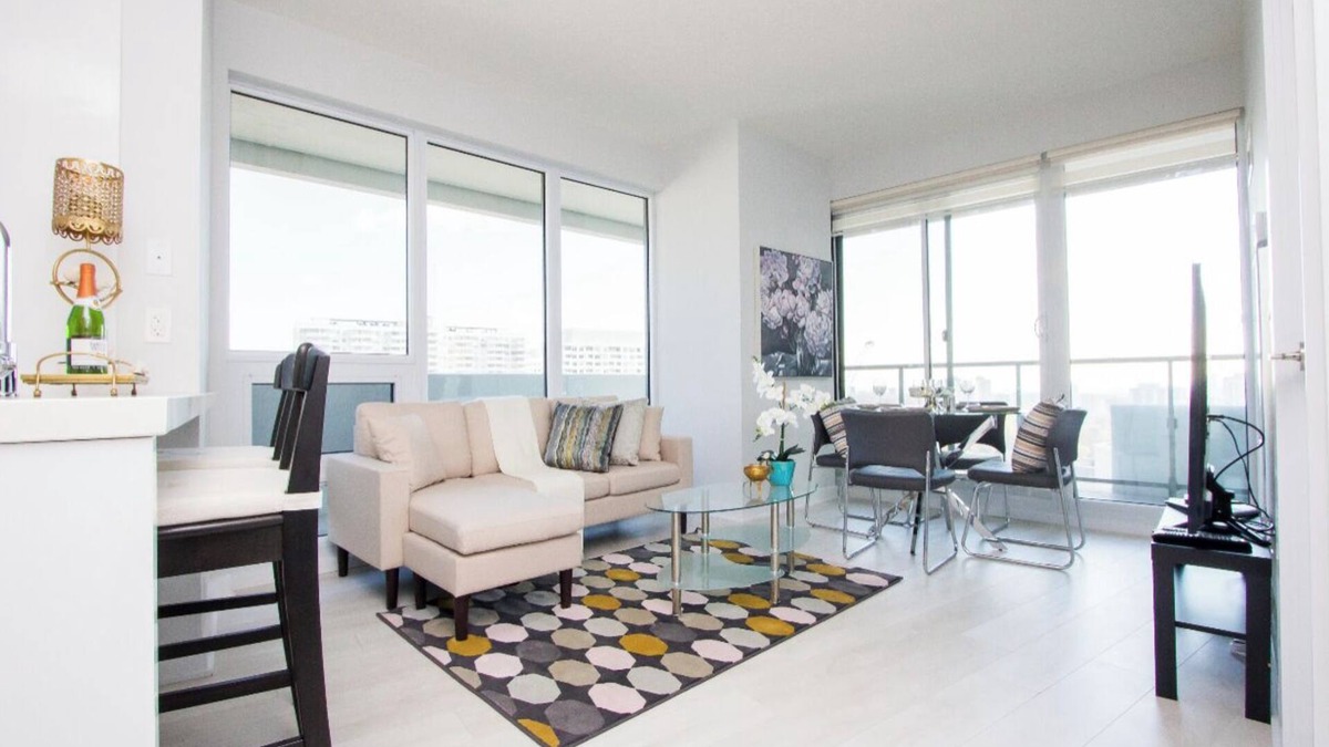 Mount Pleasant West Apartment | Modern Luxury 2 Bedroom Condo Steps from TTC