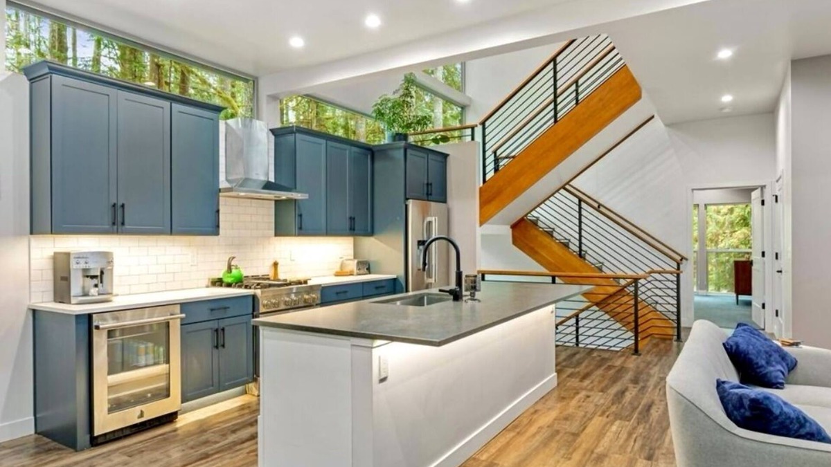 Warnick House | Modern Luxury 30min from Baker! Sauna,hot tub,heated deck w/tv, auto GENERATOR!