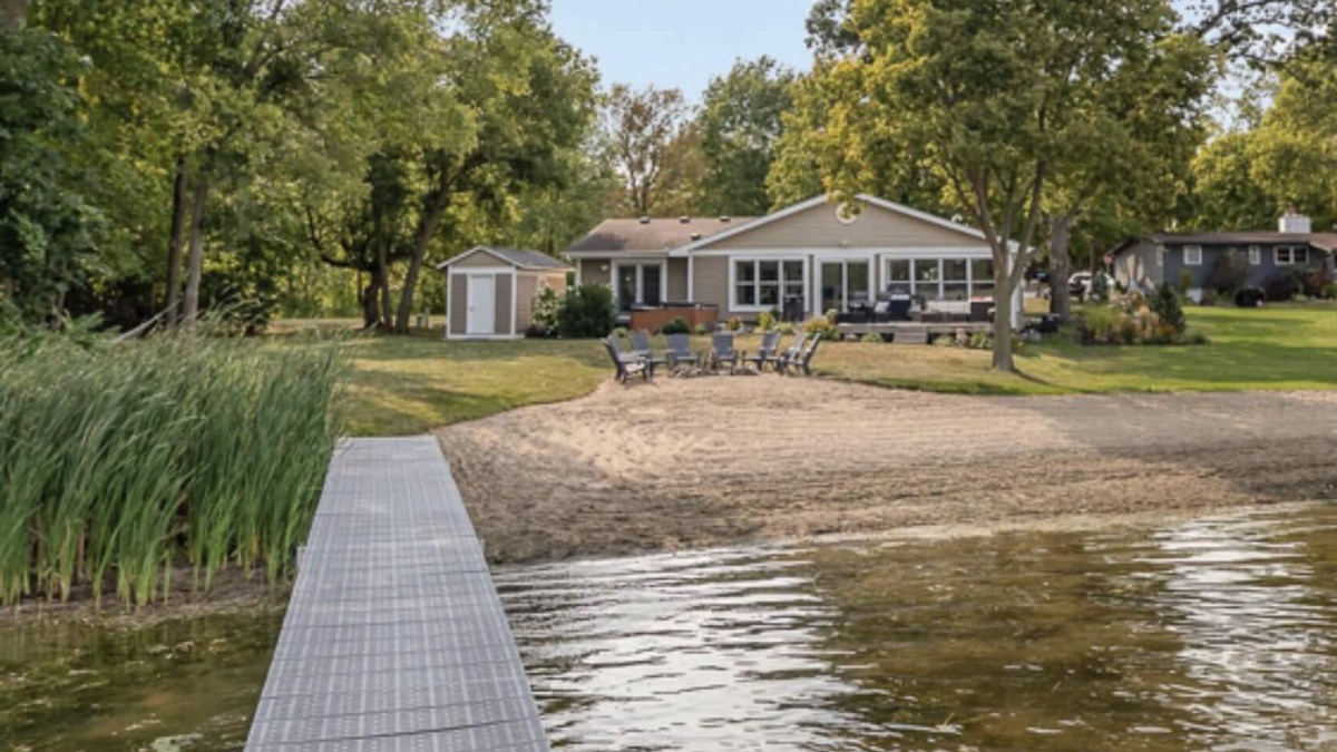 Jordan House | Modern Luxury 3bd Lake Home - Beach + Hottub .5 Miles to Mystic Lake Casino