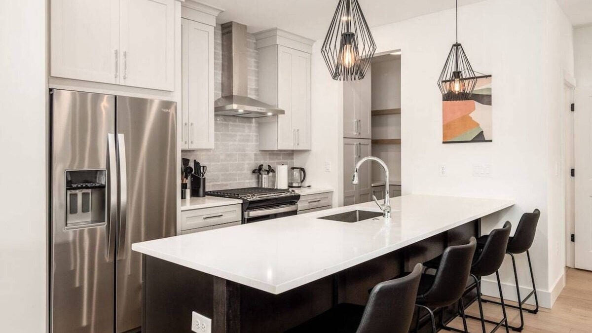 Near East Columbus House | Modern Luxury 4BR/3.5BA Oasis in Historic Old Town East PD