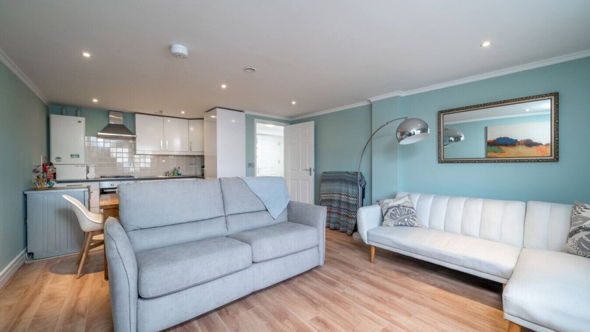 West Kensington Apartment | Modern Luxury Apartment, Sleeps Five, Barons Court