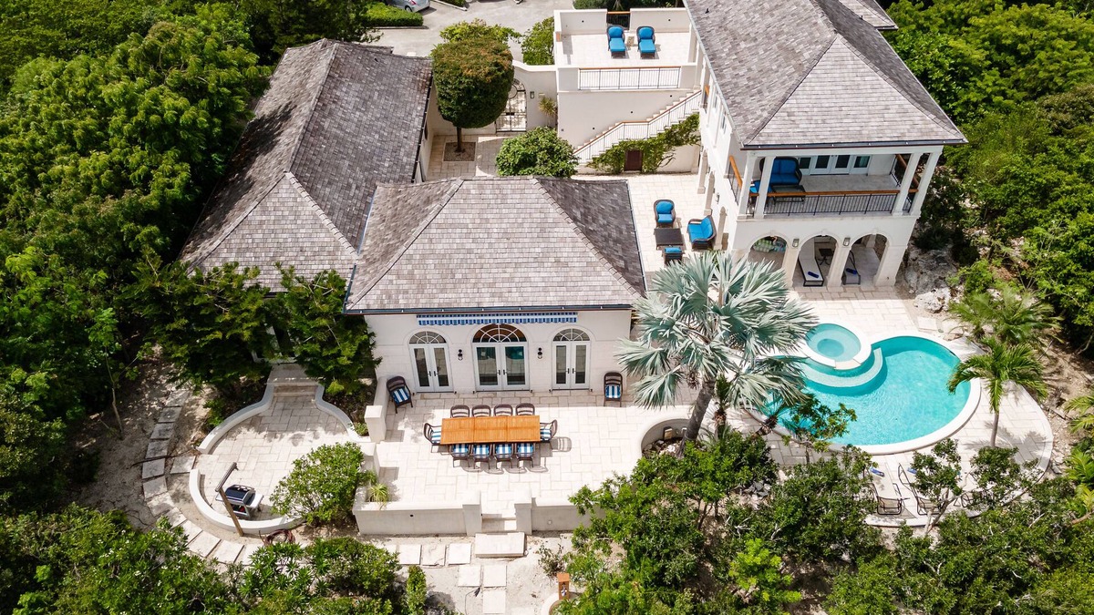 Providenciales Villa | Modern Luxury/Beachfront Villa/Snorkel & Kayak Right off your Beach