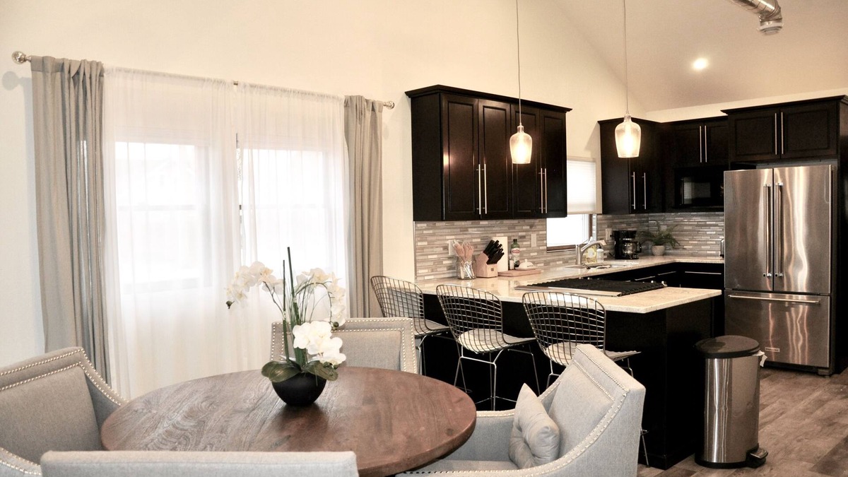 Rapid City House | Modern Luxury Bungalow DT - Comfort, Coffee, Wine, Beer, Restaurants and More!