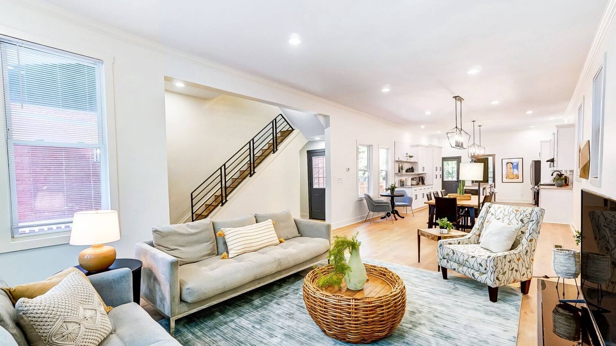 East Walnut HIlls House | Modern Luxury Home: 7 Mins From Downtown-Sleeps 12