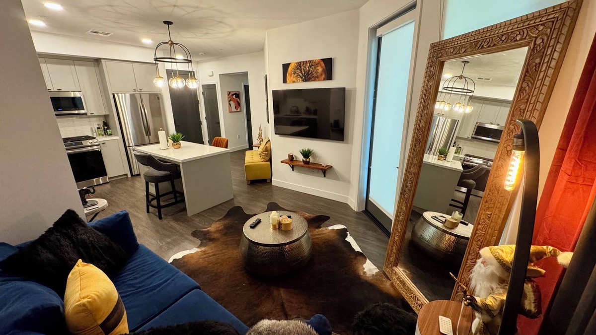 Costa Mesa Apartment | Modern Luxury Retreat - Walk to South Coast Plaza & Arts in Costa Mesa