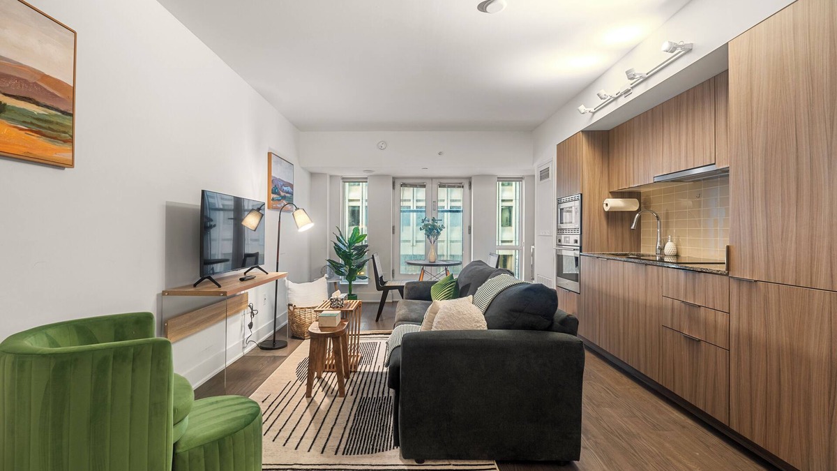 Bay Cloverhill Condo | Modern Luxury Suite with King Bed in Downtown T.O.
