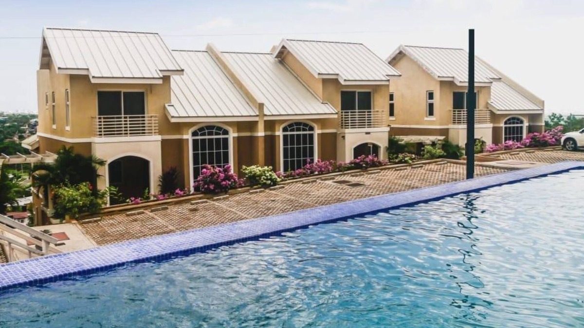 Saint Andrew Apartment | MODERN LUXURY SUITES 2 BR/2BA/COZY/GATED/INFINITY POOL/24/7 SECURITY