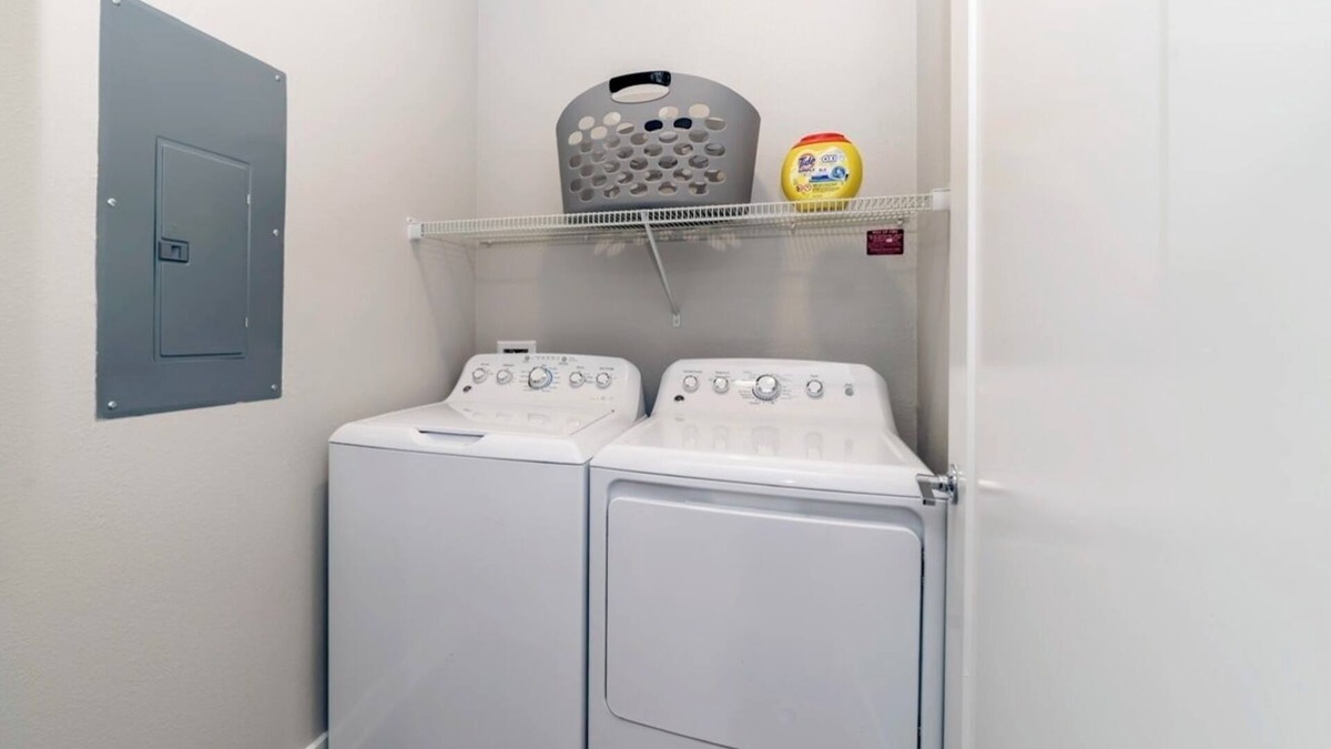 Winter Garden Apartment | Modern LuXuRy Unit in beautiful Down Town Winter Garden with WIFI, Cable & POOL