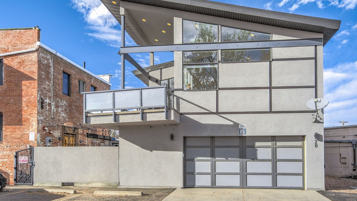Broadmoor House | Modern Luxury I Mountain Views- central location- 4BR/3Ba