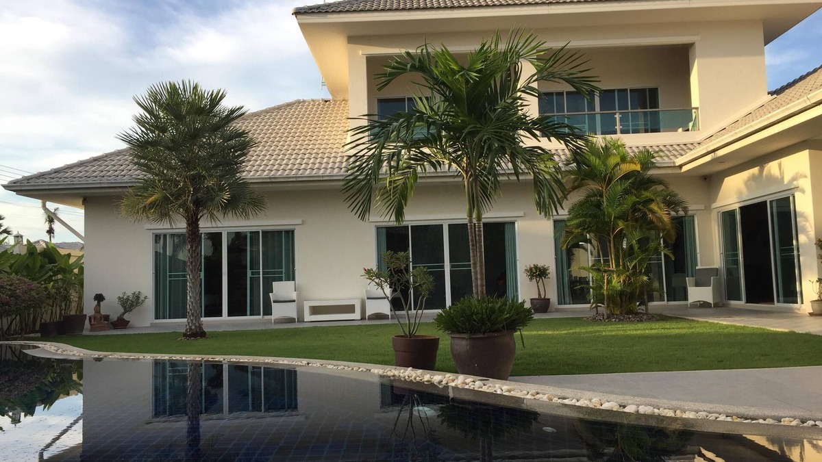 Ban Nong Sadao Villa | Modern luxury villa with large saltwater pool, jacuzzi and tropical garden
