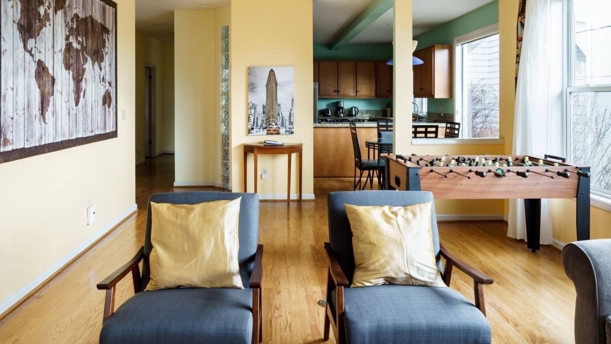 West Queen Anne House | Modern luxury with sunset views of the Puget Sound in historic Queen Anne