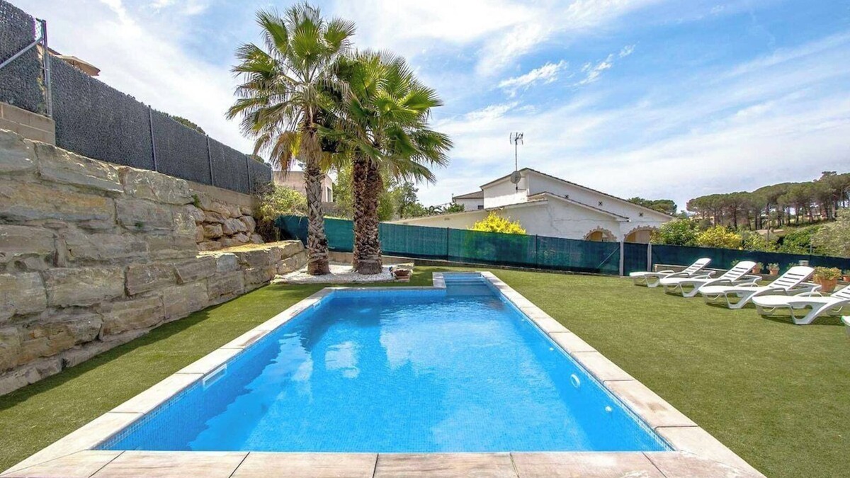 Sils Villa | Modern Marvel - 26km to Costa Brava beaches!