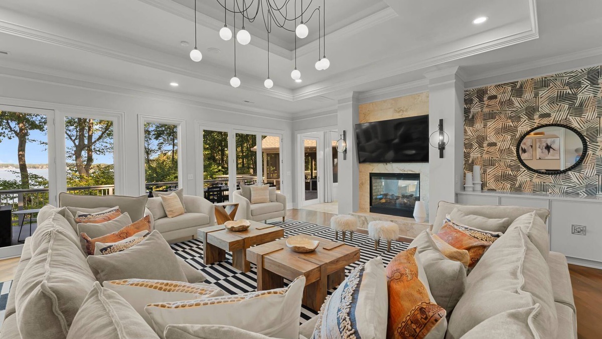 Denver House | Modern Masterpiece by AvantStay | Waterfront + Private Dock