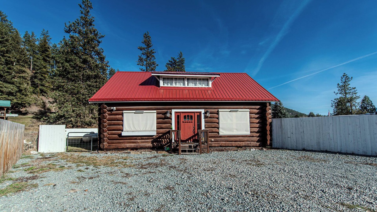 St. Regis Cabin | Modern Meets Rustic- Hot tub- pet friendly- sleeps 6
