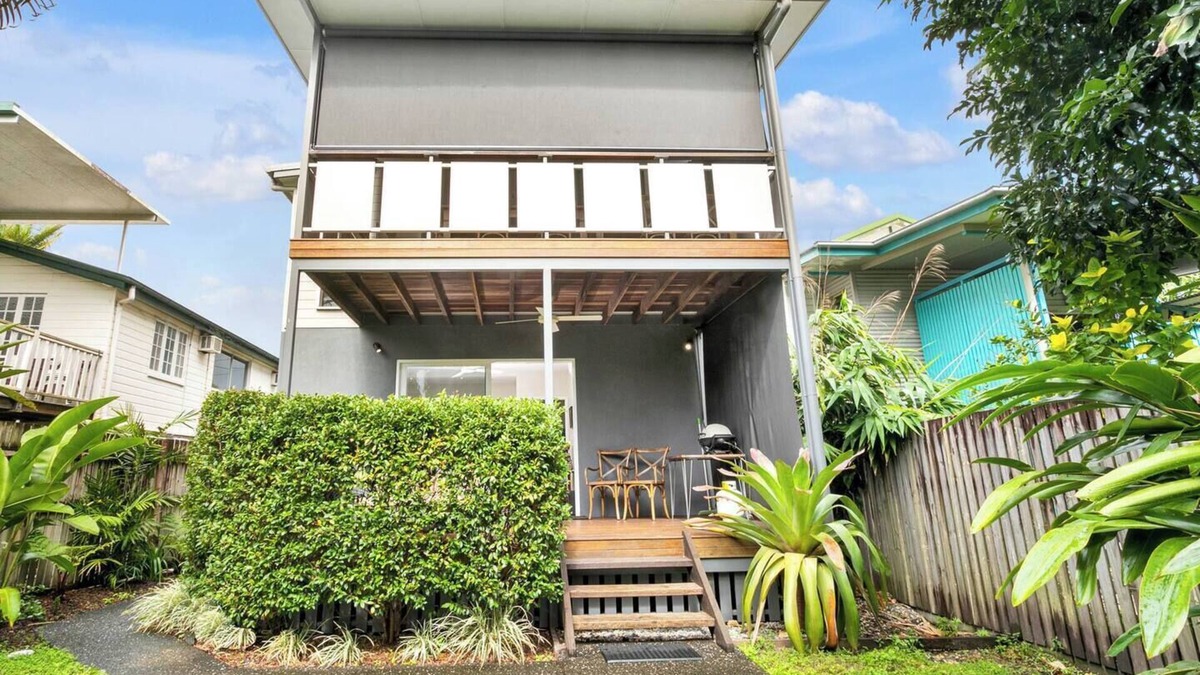 Parramatta Park House | Modern meets Tropical in this Free standing Home