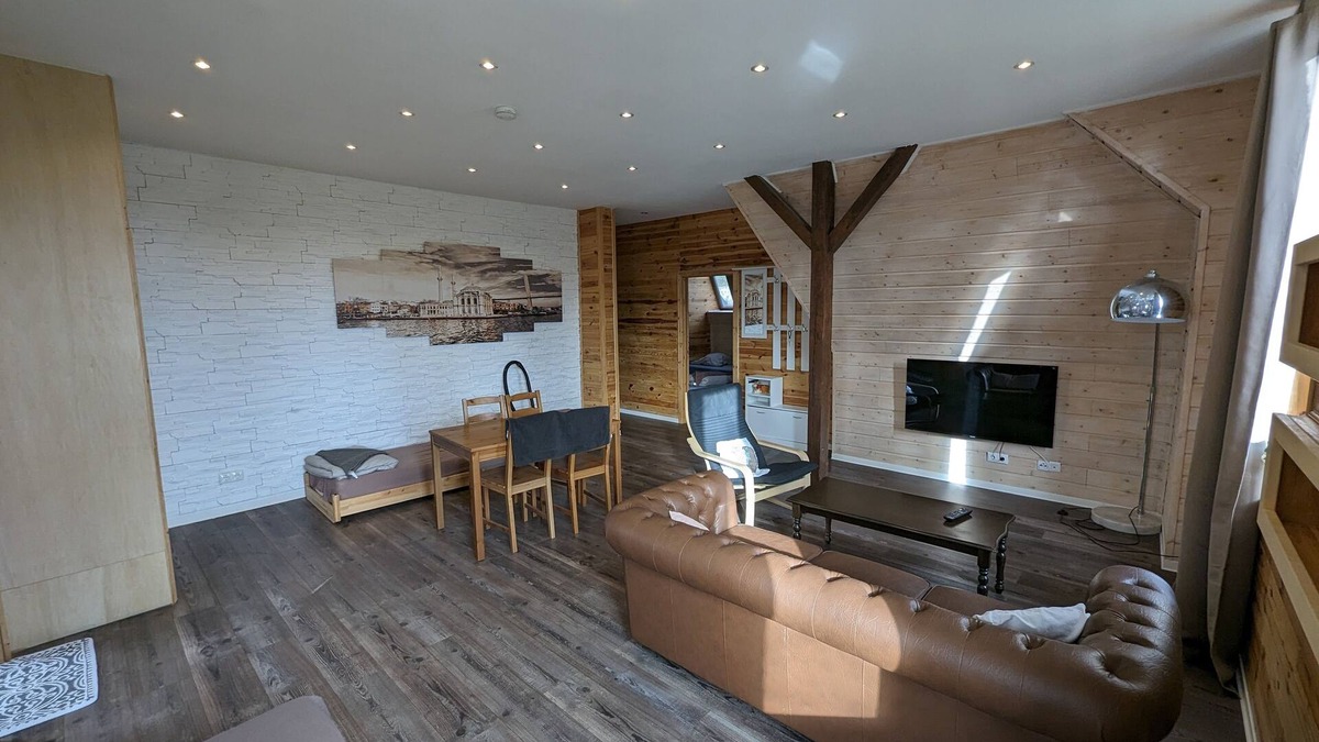 Marienfelde Apartment | Modern meets wood