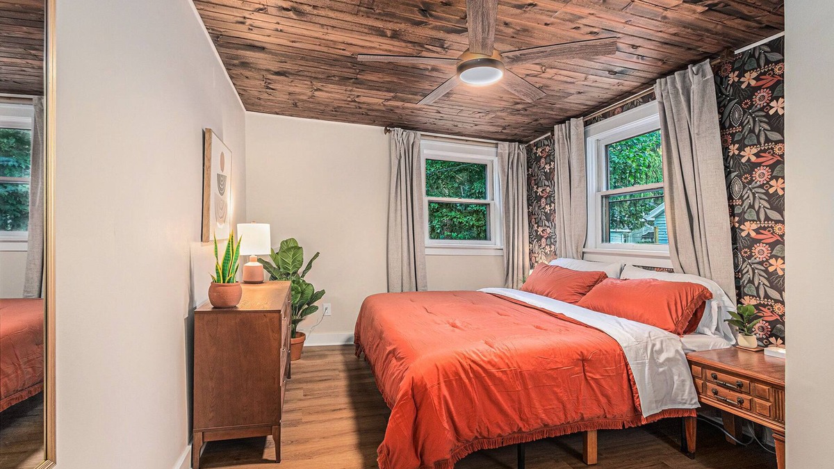 Valparaiso Apartment | Modern Midtown Apartment 1M; Downtown Fun!
