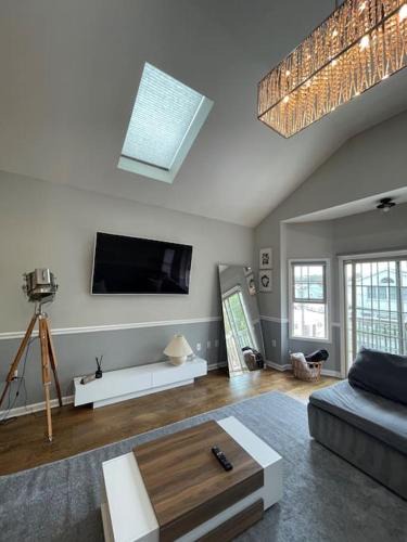 Hackensack River Waterfront House | Modern minimalistic 3 bdr Apt Townhouse