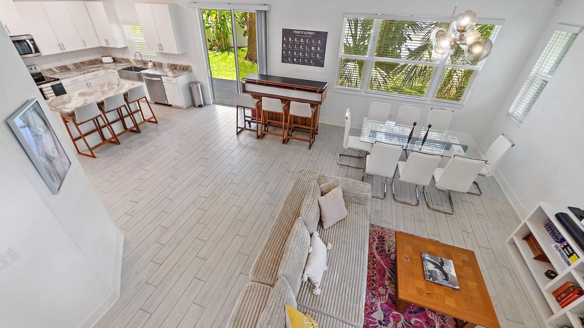 Arlington Park House | Modern, Mins to Beach and Downtown, Steps to Arlington Park