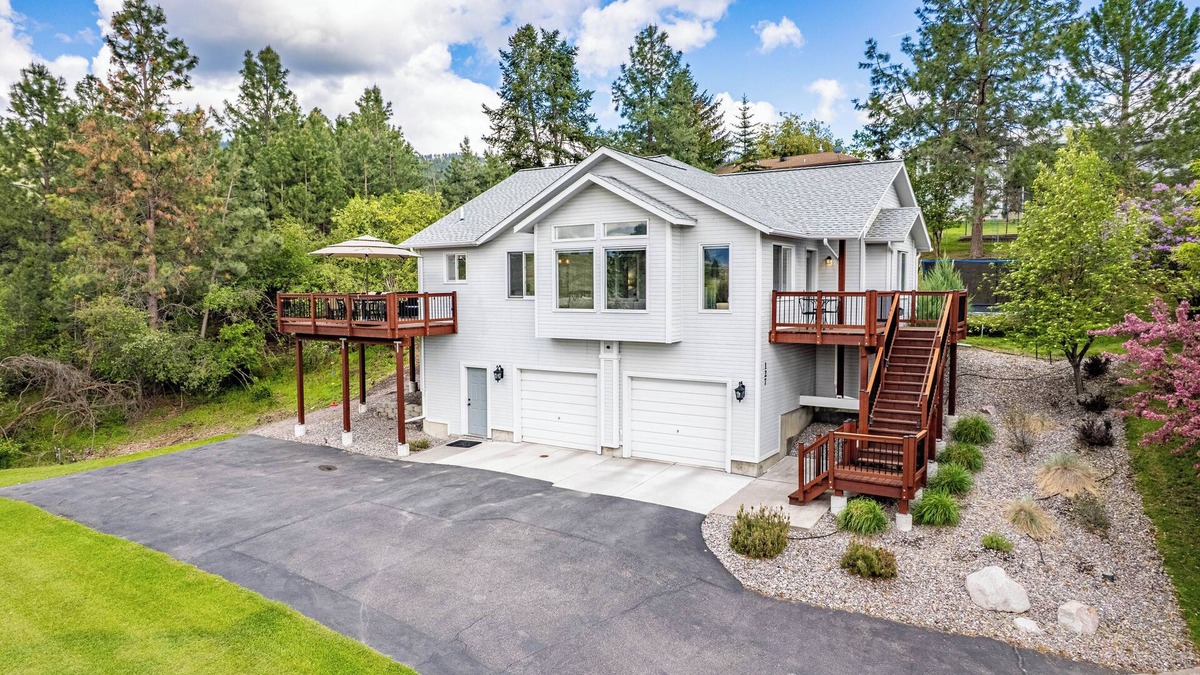 Moose Can Gully House | Modern Missoula home with AC, WiFi, 2-car garage, sleeps 10, & beautiful views!