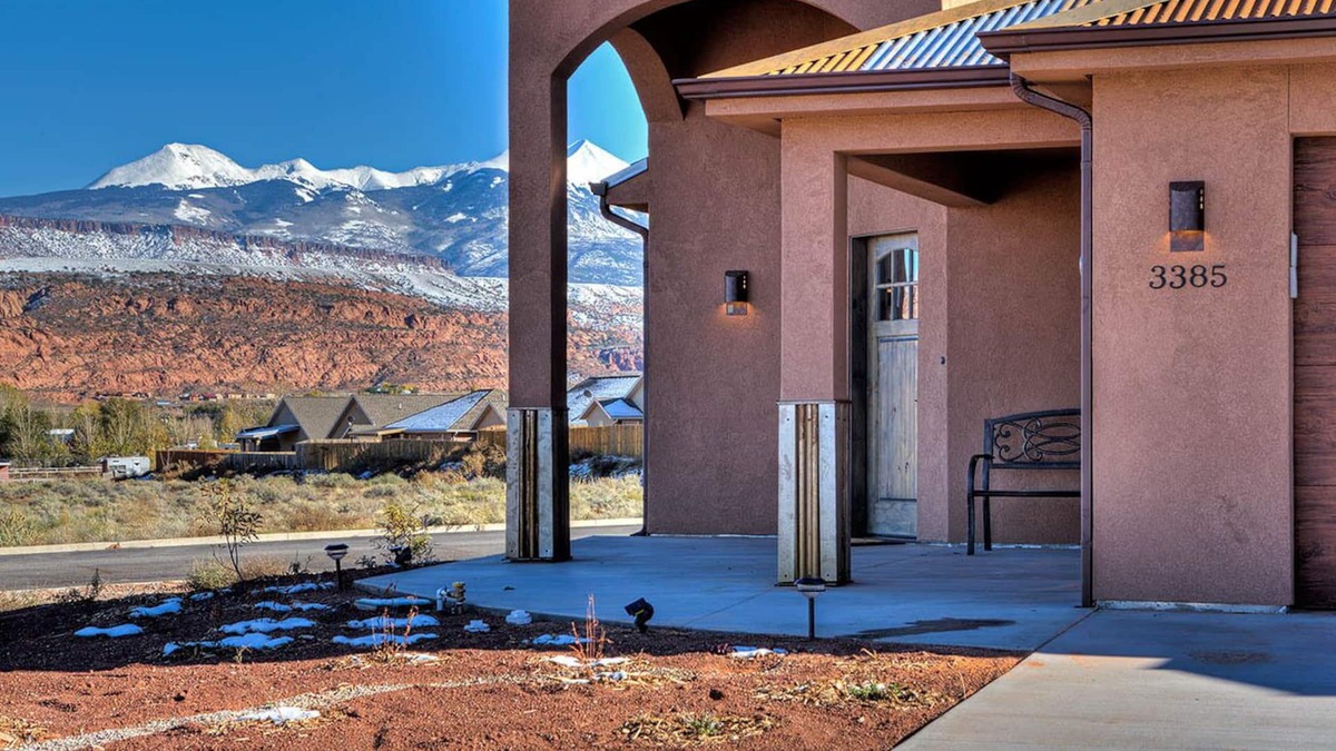 Moab South Valley House | Modern Moab Villa, Sleeps 7, WIFI, BBQ