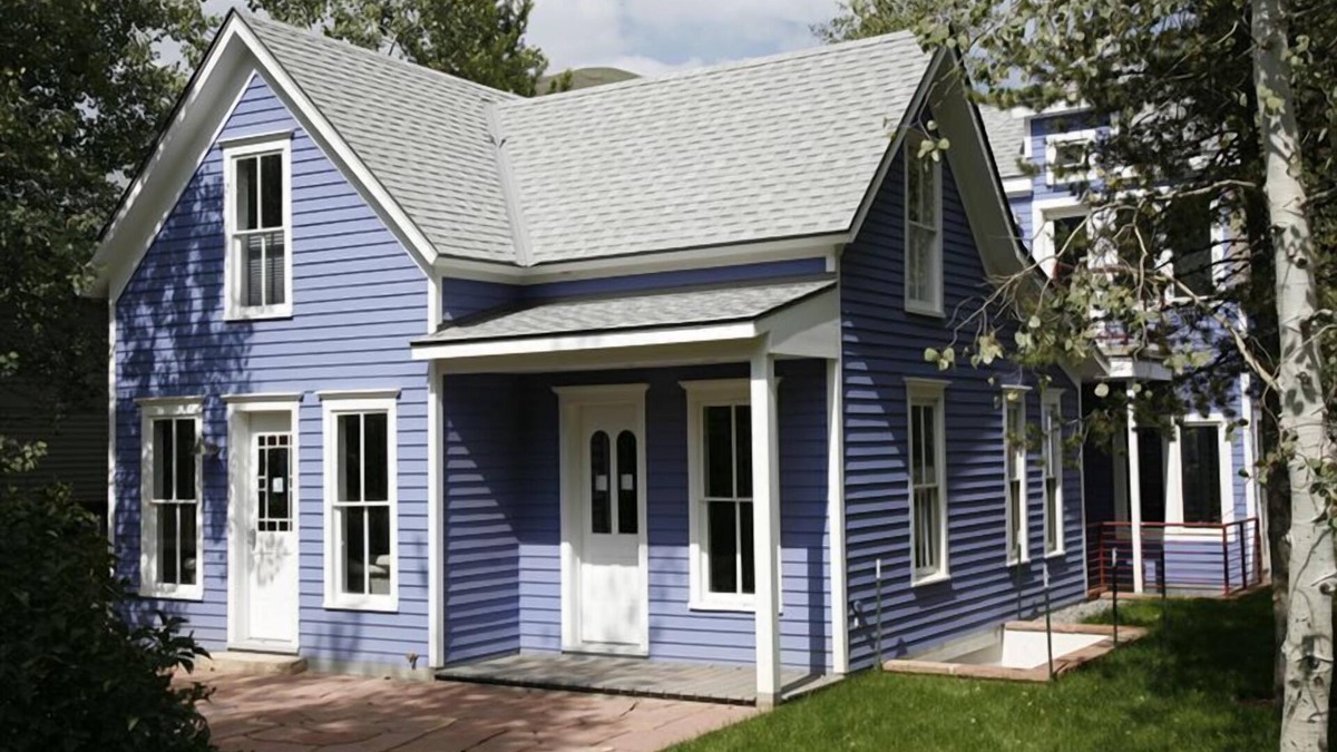 Aspen House | MODERN Monet Blue Aspen Victorian Whole House In Town, with Private Hot Tub!