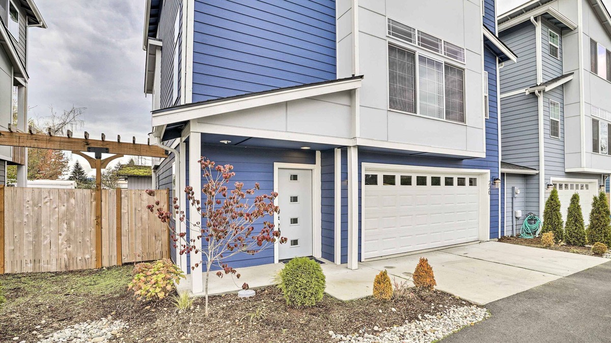 Monroe House | Modern Monroe Home - Private Yard & Mtn Views