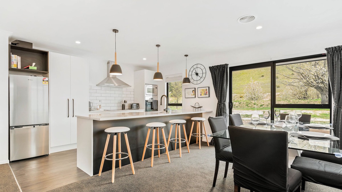 Lowburn Cottage | Modern Mount Pisa - Cromwell Holiday Home