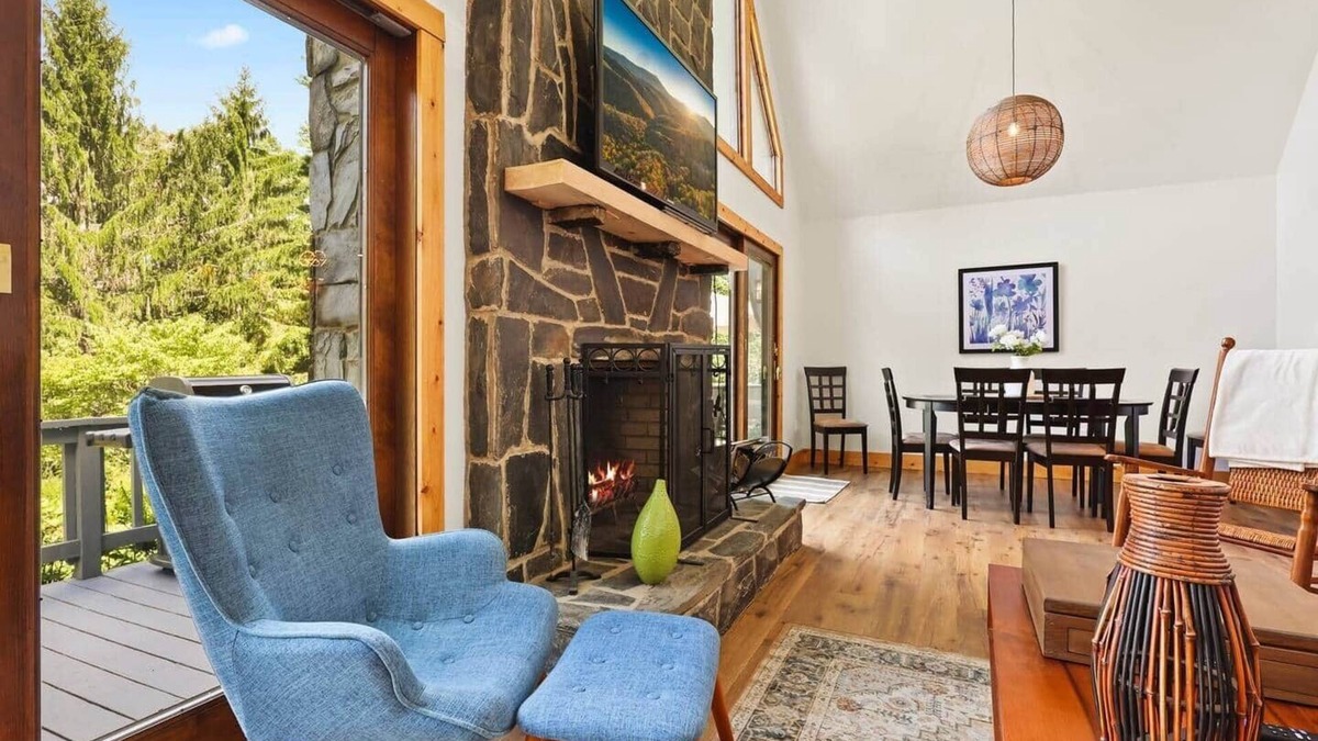 Warrensville House | Modern Mountain Escape 10 minutes to West Jefferson.