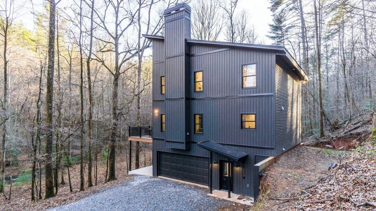 Dahlonega House | Modern Mountain Escape-Hot Tub/Creek/Games Galore/3-Bedrooms!