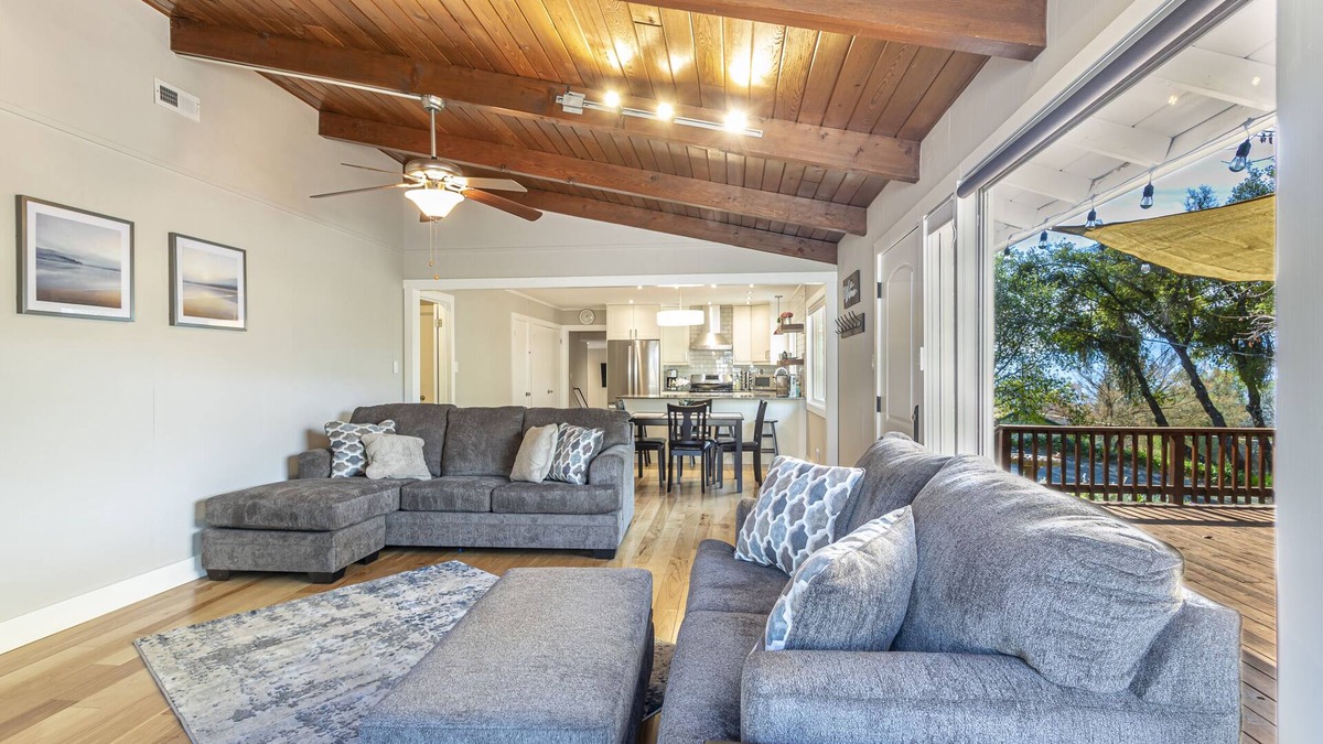 Yosemite Forks House | Modern Mountain home close to Yosemite S. entrance & Bass Lake.