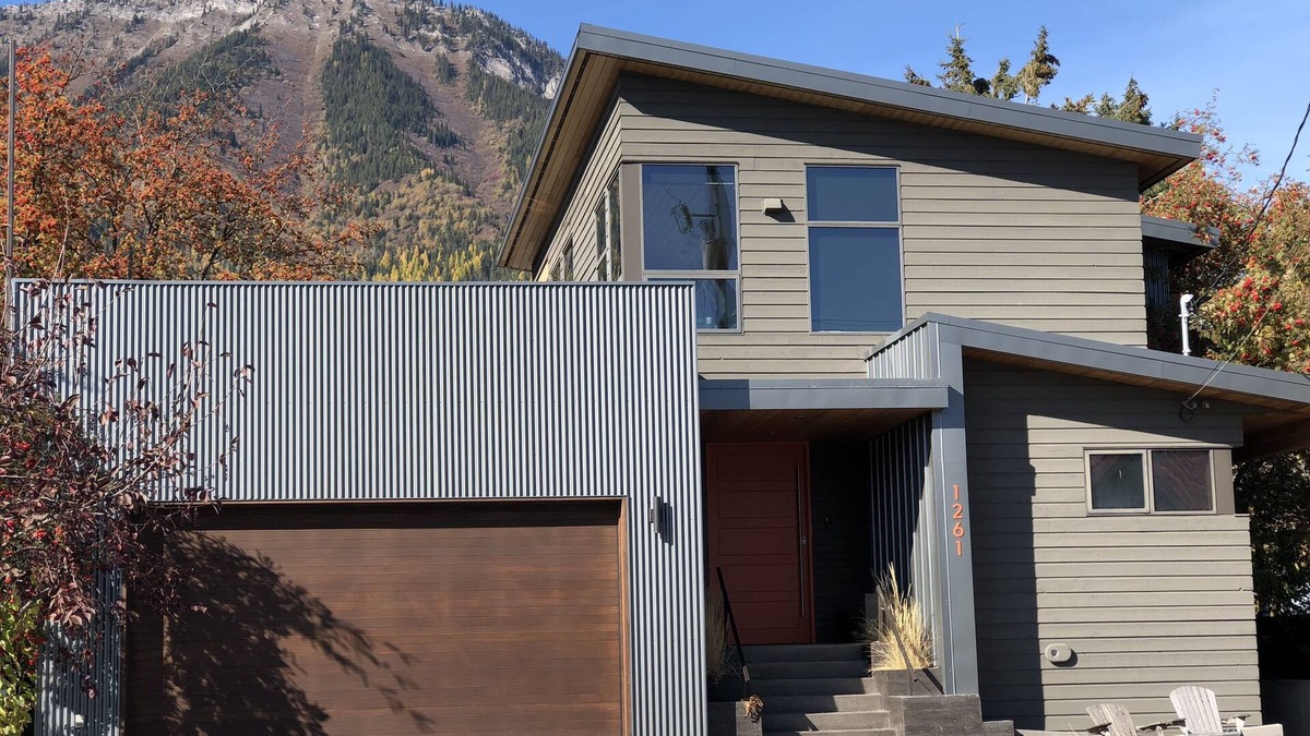 East Kootenay House | Modern Mountain Home , W/Hot tub and Air-Con