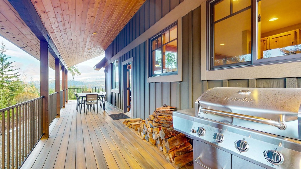 Cle Elum Cabin | Modern mountain home with two cabins, hot tub & stunning views