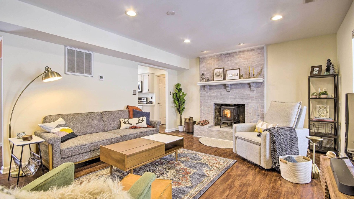 Chester Gap House | Modern Mountain Retreat w/Deck + Hot Tub!
