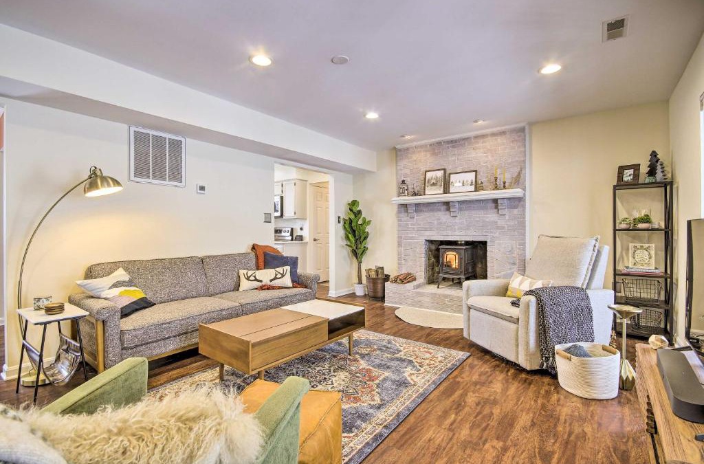 Chester Gap House | Modern Mountain Retreat with Deck and Hot Tub!