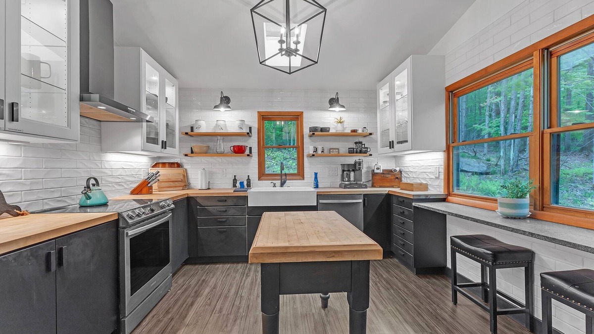 Old Timberline House | Modern Mountain Retreat Near Dolly Sods & Skiing 3 Bedroom Home