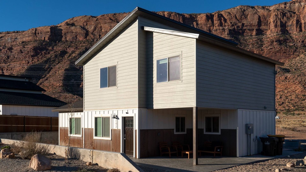 Moab South Valley House | Modern mountain view house w/private hot tub!