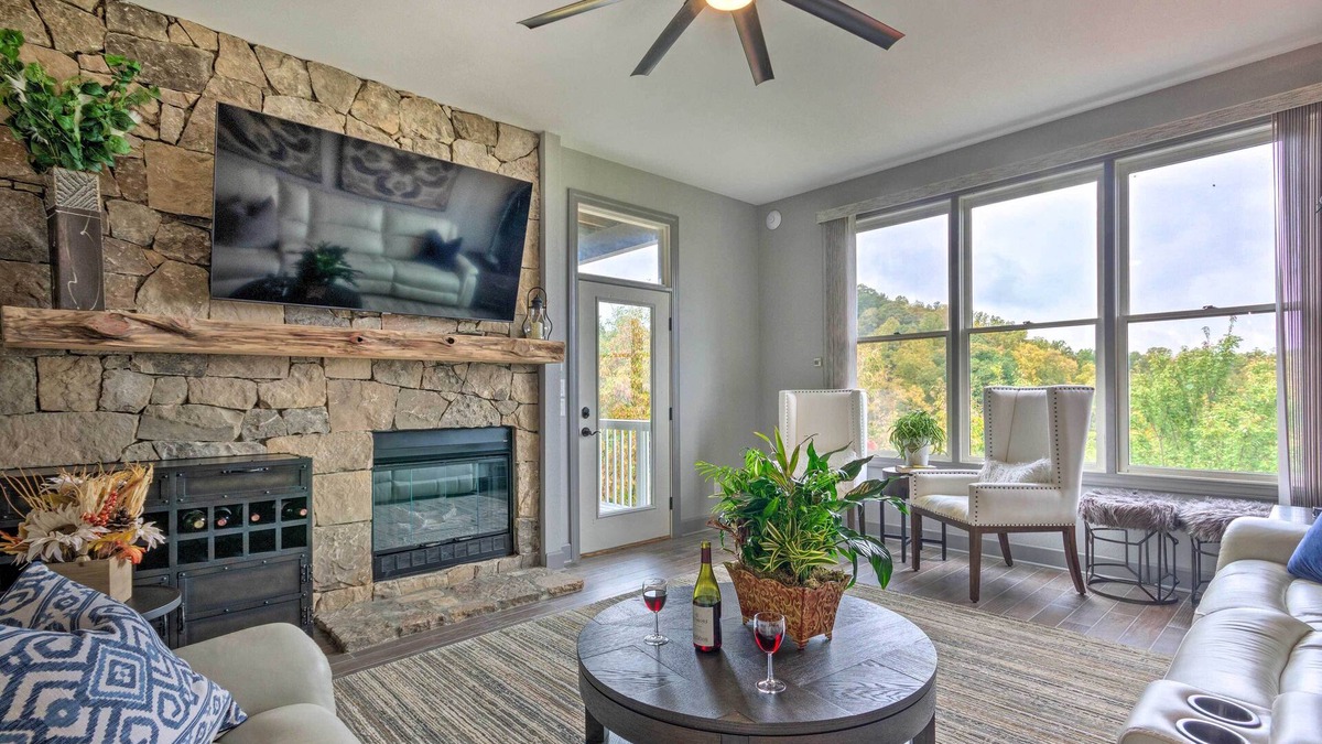 Mountain Air Condo | Modern Mountain-View Smokies Retreat w/Balcony
